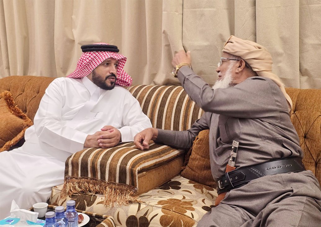 محافظ فيفاء في زيارة ودية للاطمئنان على صحة الشيخ أحمد سالم العمري