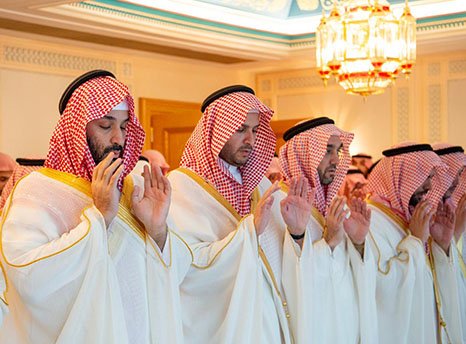 سمو ولي العهد يؤدي صلاة عيد الفطر المبارك في المسجد الحرام