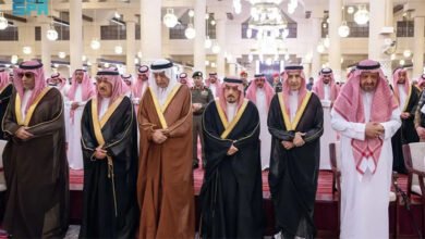 أمير الرياض يؤدي صلاة الميت على الأميرة نوره بنت عبدالعزيز بن عبدالرحمن آل سعود