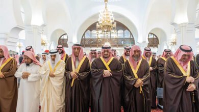 ‏الامير محمدبن عبد الرحمن بن عبد العزيز ال سعود نائب امير مدينة الرياض يؤدي صلاة الميت على رجل الاعمال حمد بن عبد العزيز الجميح