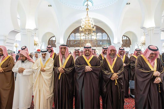 ‏الامير محمدبن عبد الرحمن بن عبد العزيز ال سعود نائب امير مدينة الرياض يؤدي صلاة الميت على رجل الاعمال حمد بن عبد العزيز الجميح
