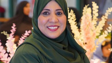 من صندوق صغير إلى منصَّة معارض عالمية…..حكاية مديرة الأعمال خديجة البطاشية