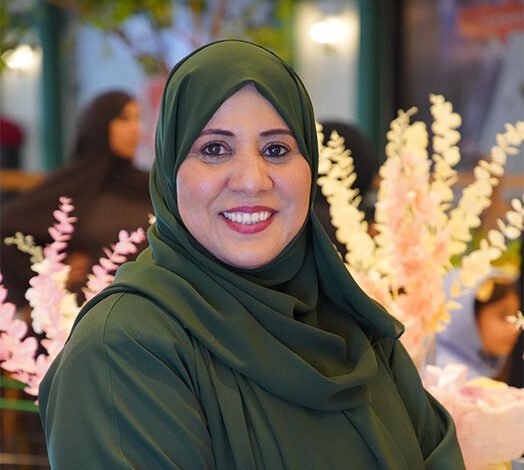 من صندوق صغير إلى منصَّة معارض عالمية…..حكاية مديرة الأعمال خديجة البطاشية