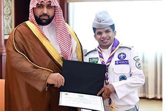 بين ابتسامةٍ تُخفي الألم … وخطى تصنع الأمل