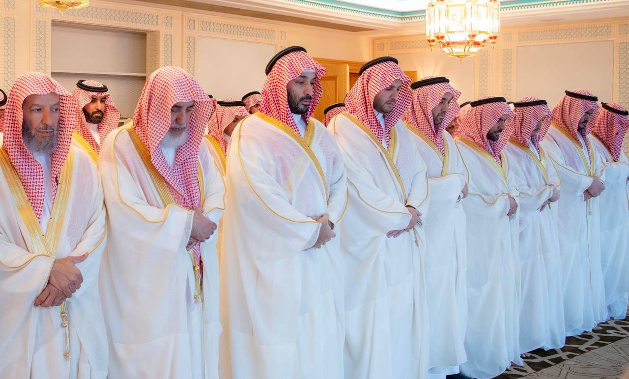 سمو ولي العهد يؤدي صلاة عيد الفطر المبارك في المسجد الحرام