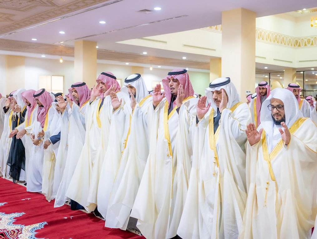 سمو نائب أمير منطقة الباحة يؤدي صلاة عيد الفطر المبارك