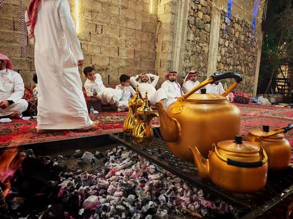 أبناء الشيخ أحمد أسعد العبدلي يحتفلون بعيد الفطر بمحافظة فيفاء