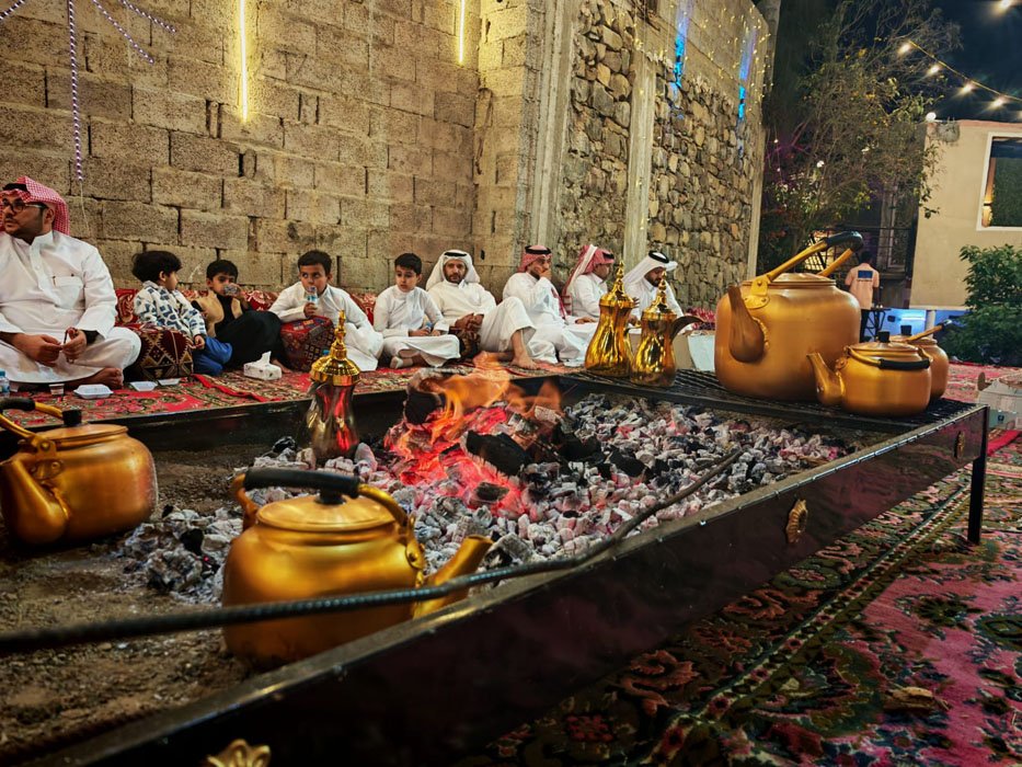 أبناء الشيخ أحمد أسعد العبدلي يحتفلون بعيد الفطر بمحافظة فيفاء