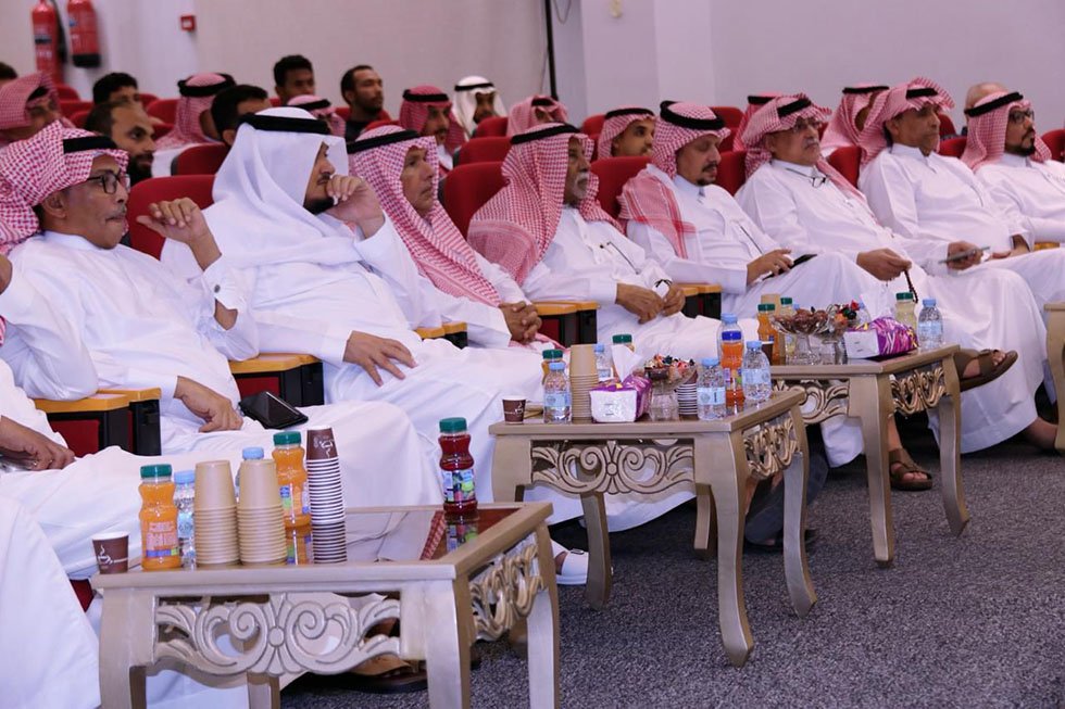 البحر والشعر.. عندما تُنشد فرسان قصيدتها على موج الضوء