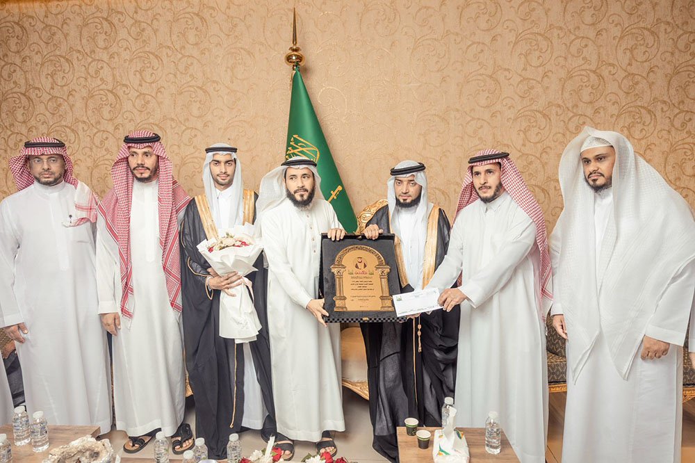 رئيس وأعضاء “تحفيظ الطوال” يشاركون المدير التنفيذي فرحته بزواجه