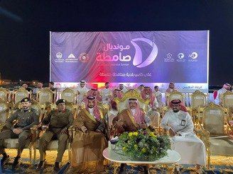 محافظ محافظة صامطة يرعى نهائي مونديال صامطة ويتوج فريق الواسط بالحضرور بالكأس