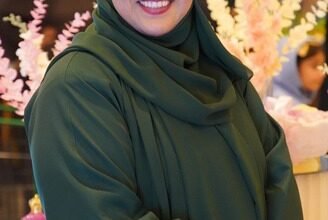 من صندوق صغير إلى منصَّة معارض عالمية.....حكاية مديرة الأعمال خديجة البطاشية