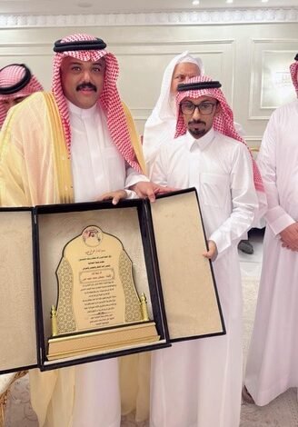 شيخ وقبيلة النجامية يكرمون الإعلامي مصطفى النجمي