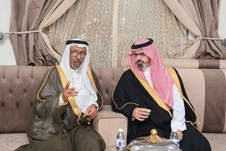 نائب أمير جازان يقدّم واجب العزاء لعضو اللجنة المركزية لإصلاح ذات البين بالمنطقة