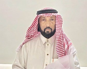 قائدة فريق نخبة وأميرات الإبداع والتابع لجمعية التنمية الأهلية بالعالية تكرم الصحفي إبراهيم النعمي