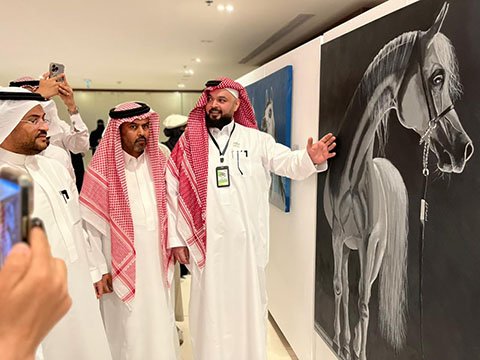 “تاج المحاسن” يفتح بوابة الجمال… حين تتحول الخيل إلى لغة تشكيلية تنبض بالهوية
