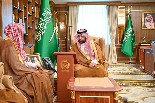 أمير منطقة جازان يستقبل مدير فرع الشؤون الإسلامية ويُدشِّن برنامج "مسؤولية الأسرة"