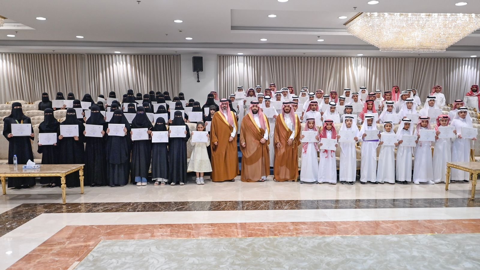 أمير منطقة جازان يكرم الطلاب والطالبات الحاصلين على جائزة "منافس 2025"