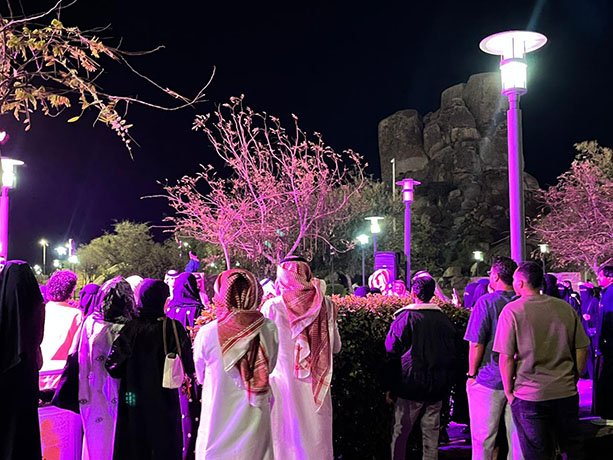 الردف يتوهّج رغم البرد… الطائف تفتح أبواب العطر في أولى ليالي مهرجان الورد العالمي