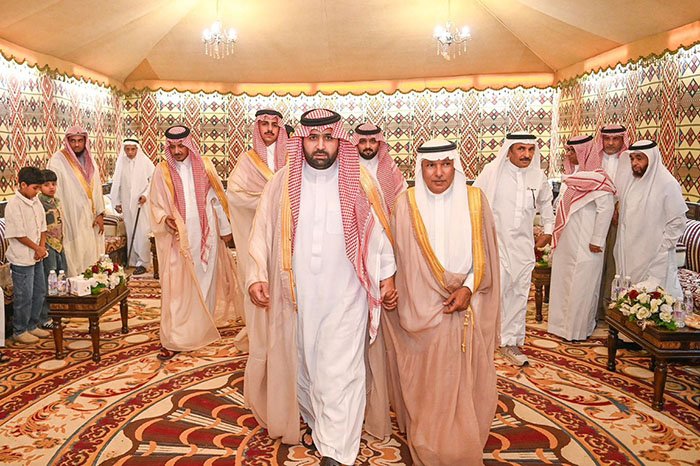 أمير منطقة جازان يزور شيخ شمل فرسان وعددًا من أهالي المحافظة