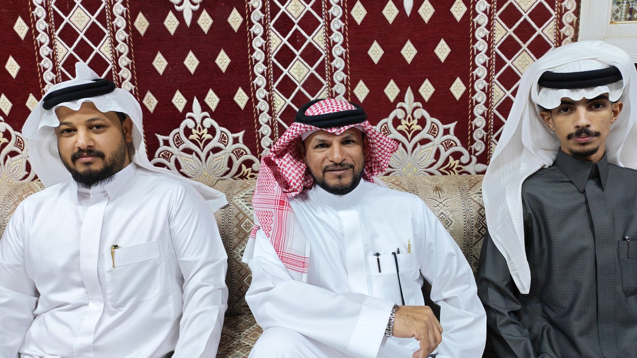 الشاعر عيسى الفيفي في ضيافة رجل الأعمال أحمد المشنوي بتبوك