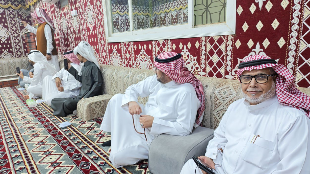 الشاعر عيسى الفيفي في ضيافة رجل الأعمال أحمد المشنوي بتبوك