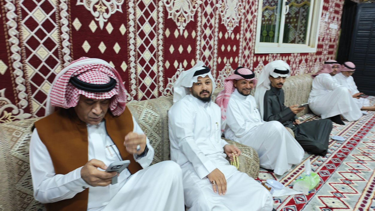 الشاعر عيسى الفيفي في ضيافة رجل الأعمال أحمد المشنوي بتبوك