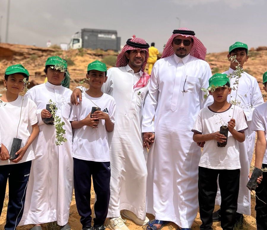 محافظ بقعاء يدشّن مبادرة تشجير “مطل قاع الملح” لتعزيز الغطاء النباتي