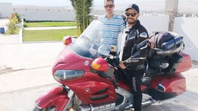 خلف الهذلي يقود قلوب الناس على دراجة إنسانية عابرة للقارات