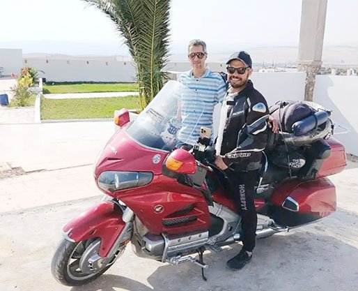 خلف الهذلي يقود قلوب الناس على دراجة إنسانية عابرة للقارات