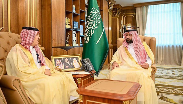 أمير منطقة جازان يستقبل مدير فرع الهيئة العامة للنقل بالمنطقة.