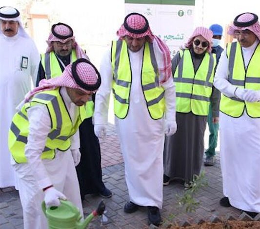 تشجير مقر فرع وزارة الصحة بالحدود الشمالية امتدادًا لبرنامج المدن الصحية
