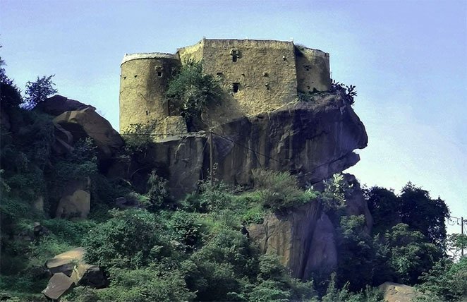 حكاية حجرٍ فيفاء الذي يحرس الذاكرة