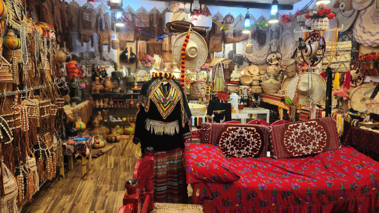 متحف "الزمن الجميل" في حقو فيفاء: عبق التاريخ يفوح من أنامل "أم فيصل"