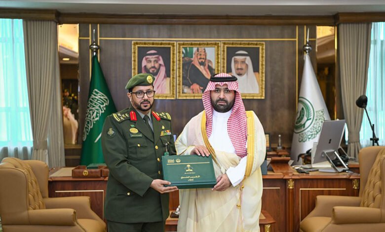 أمير جازان يتسلّم التقرير السنوي لجوازات المنطقة