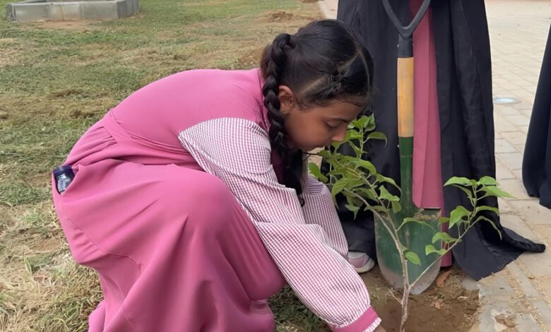 بلدية الطوال تنفذ مبادرة “حدائق بلدي” بزراعة شتلات في الحدائق العامة