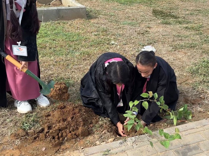بلدية الطوال تنفذ مبادرة “حدائق بلدي” بزراعة شتلات في الحدائق العامة