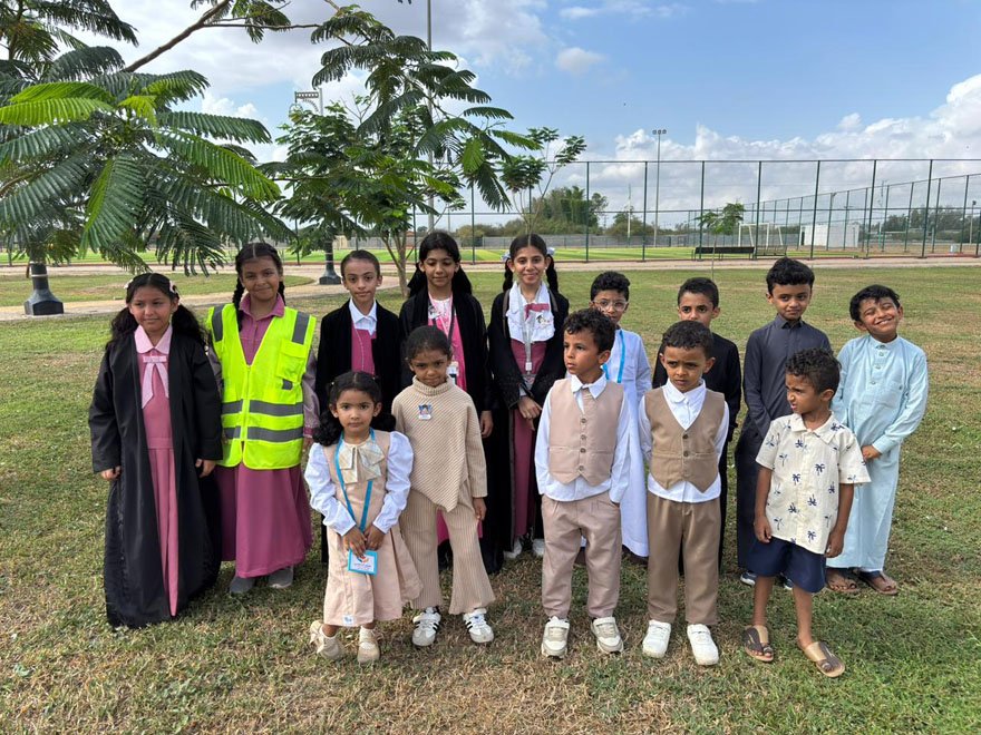 بلدية الطوال تنفذ مبادرة “حدائق بلدي” بزراعة شتلات في الحدائق العامة