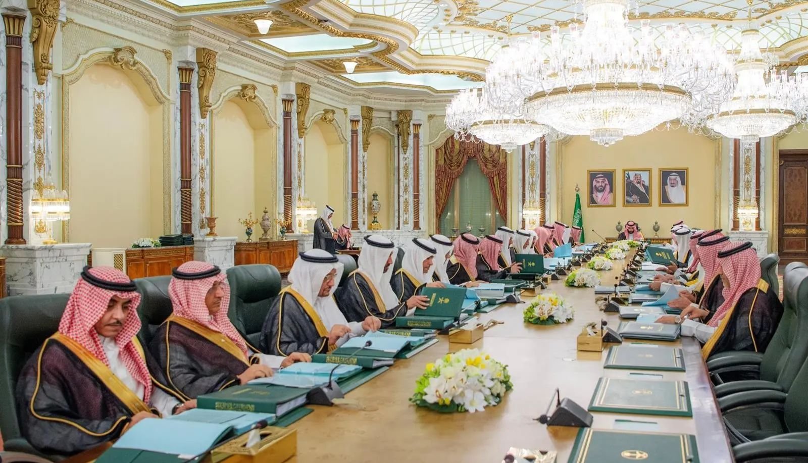 سمو ولي العهد يرأس جلسة مجلس الوزراء في جدة.
