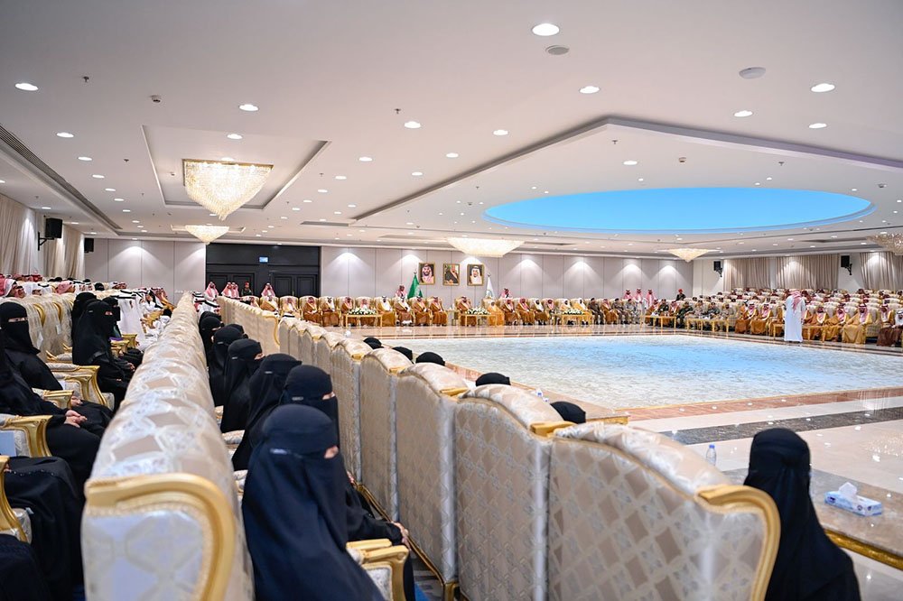 أمير منطقة جازان يكرم الطلاب والطالبات الحاصلين على جائزة "منافس 2025"