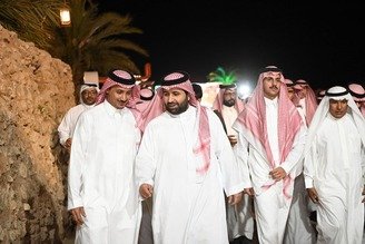 أمير منطقة جازان يزور معرض "الحريد واللؤلؤ"