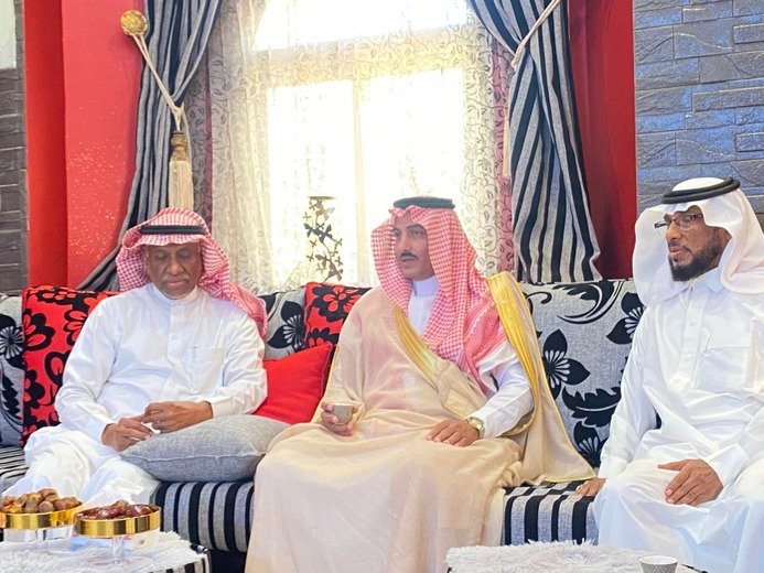 محافظ صامطة يعزي اسرة الدكتورعلي شيبان عريشي