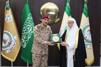 معالي عضو هيئة كبار العلماء المستشار بالديوان الملكي الشيخ الدكتور عبدالله بن عبدالمحسن التركي في زيارة لقوة جازان