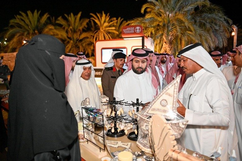 أمير منطقة جازان يزور معرض "الحريد واللؤلؤ"