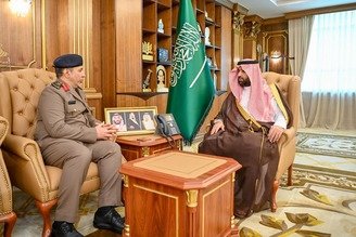 أمير جازان يستقبل مدير الدفاع المدني بالمنطقة