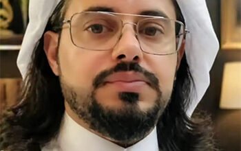 ثلاثُ ورود… لا يُعادلها أحد