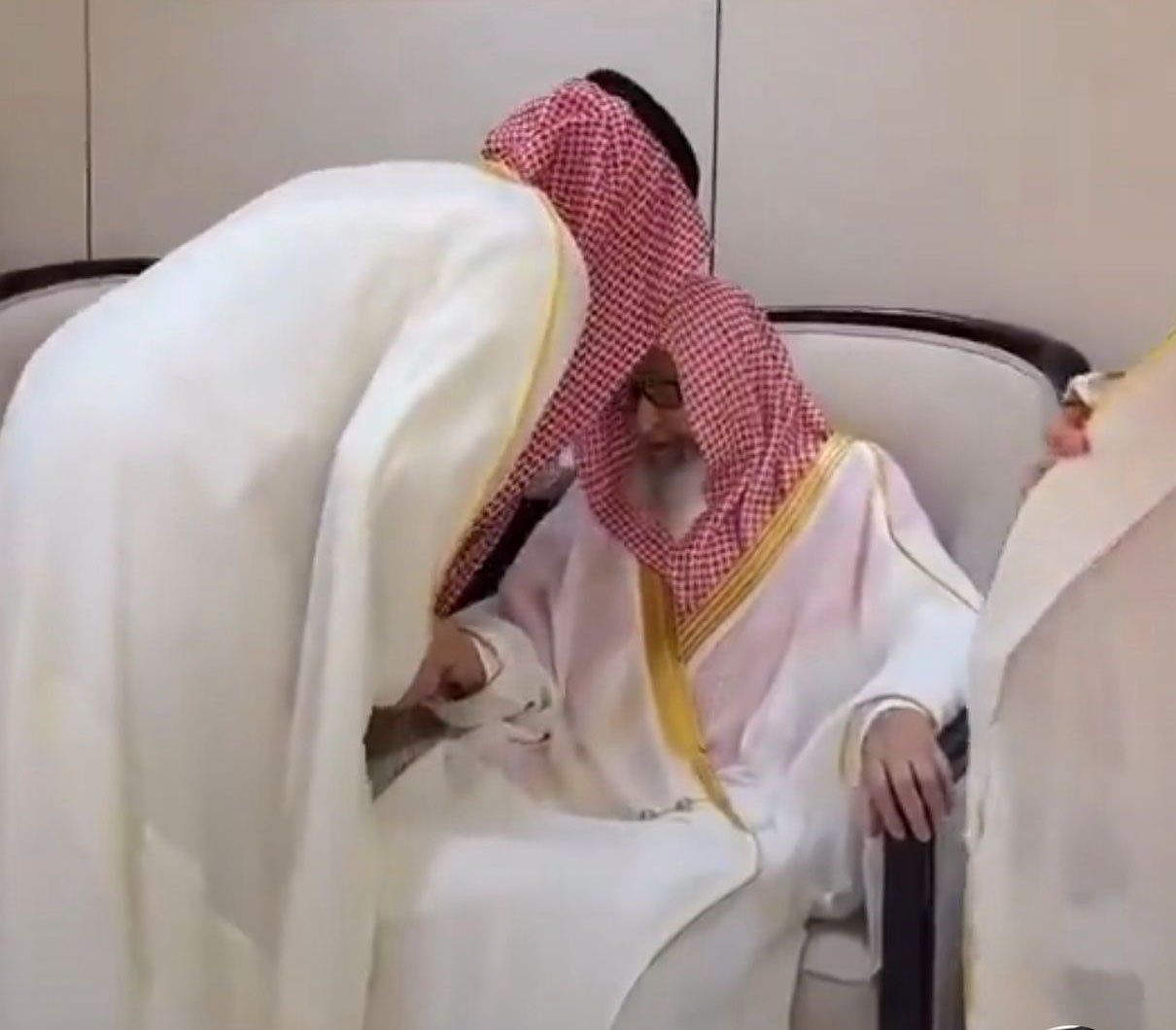 استرح يا شيخ.. لا تقوم … مشهد وفاءٍ يليق بمقام العلماء وهيبة الوطن