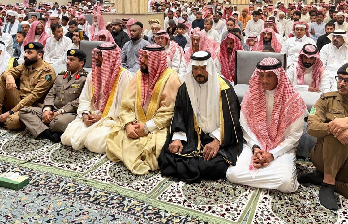 وكيل محافظ صامطة بندر النعمي يتقدم المصلين الصلاة عيدالاضحى