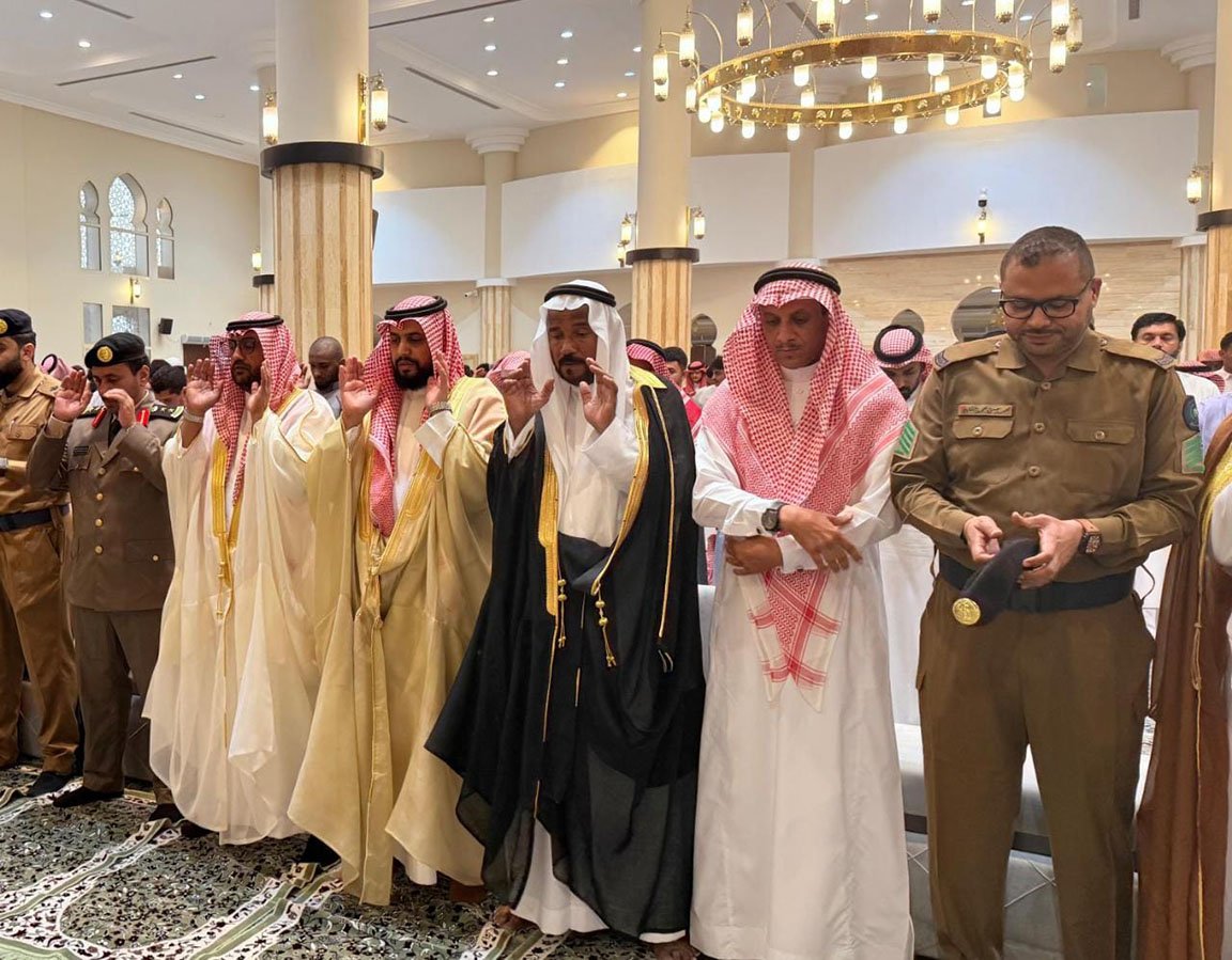 وكيل محافظ صامطة بندر النعمي يتقدم المصلين الصلاة عيدالاضحى