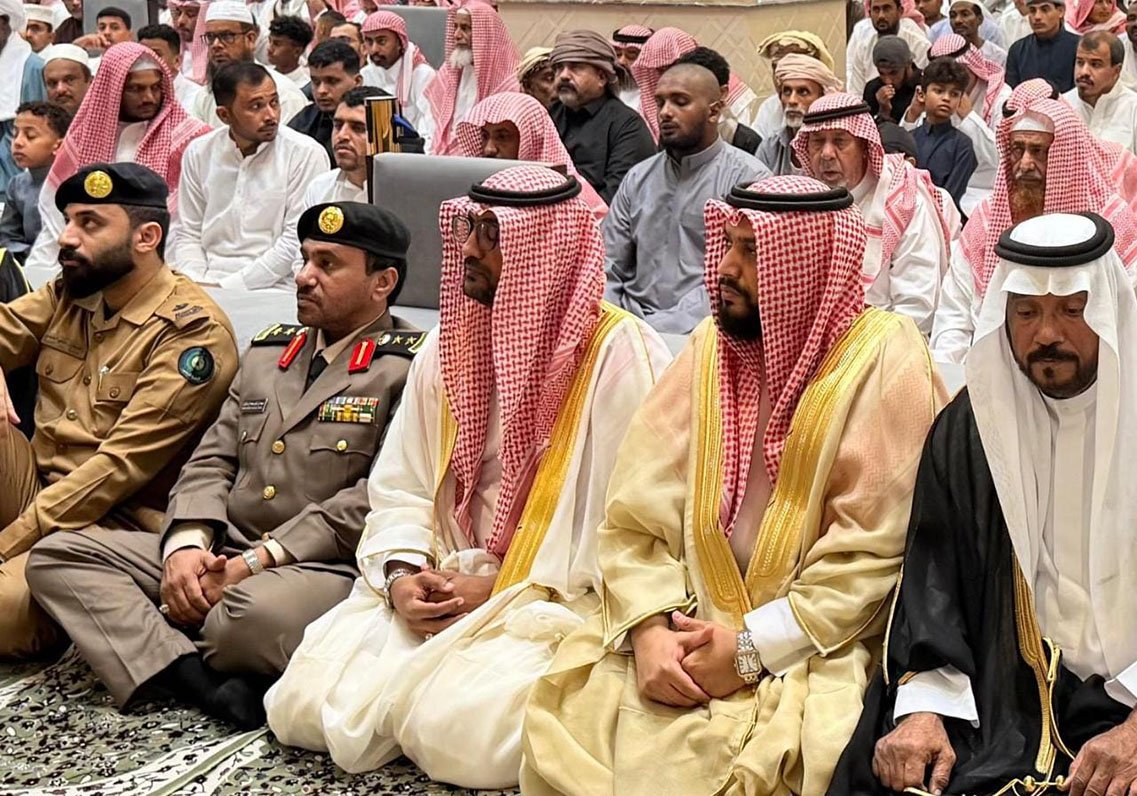 وكيل محافظ صامطة بندر النعمي يتقدم المصلين الصلاة عيدالاضحى